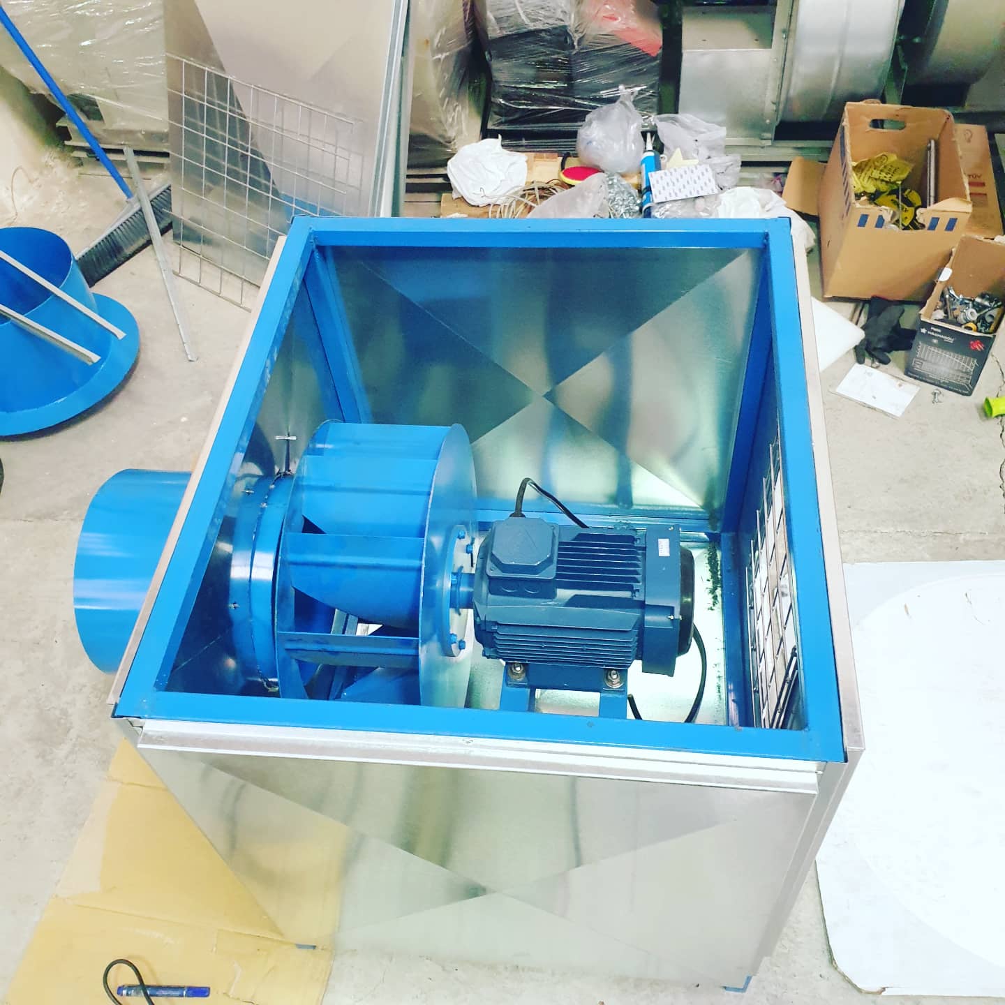 Box fan impeller and motor assembly